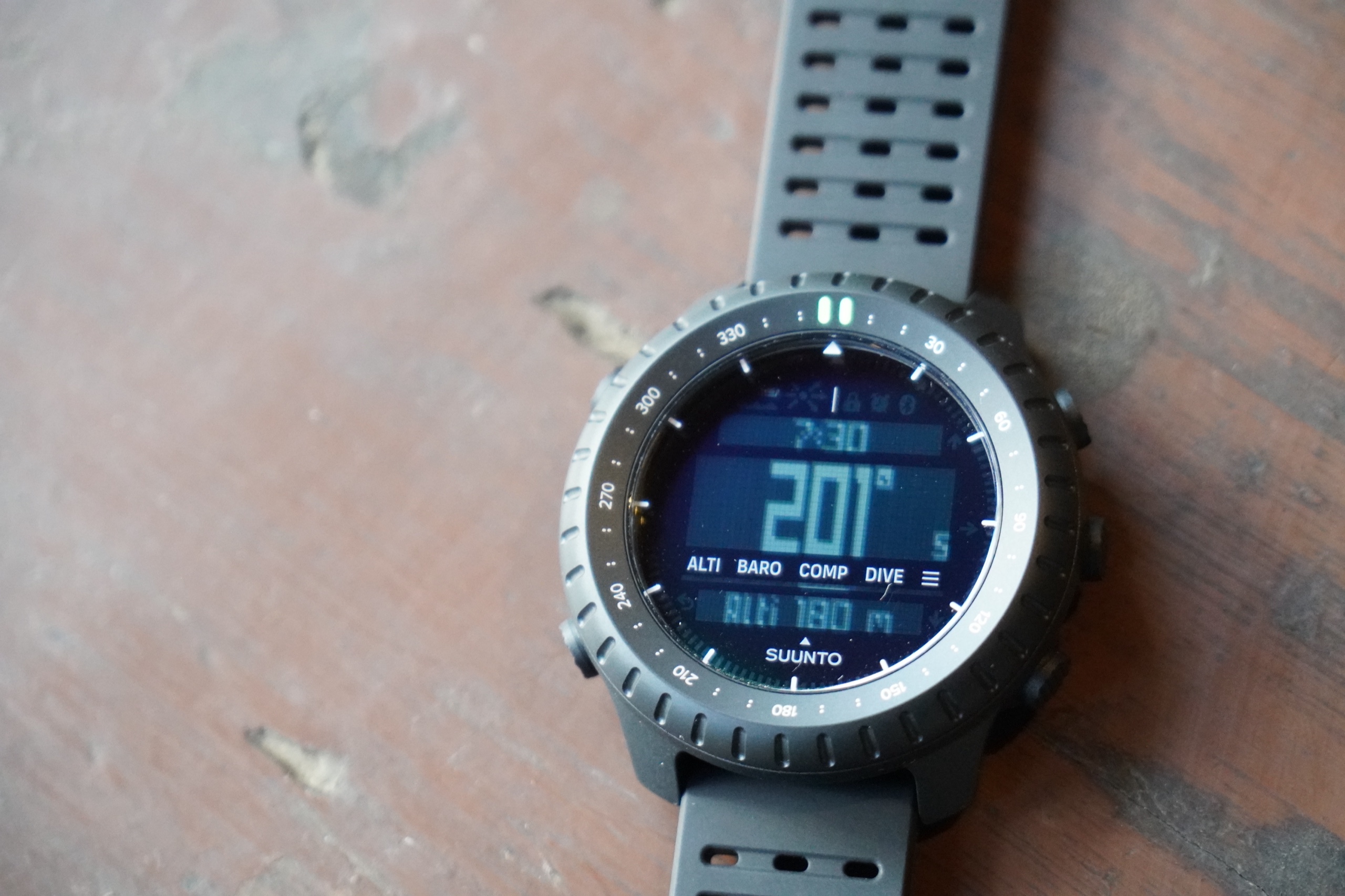 翌朝のSuunto Core 2のコンパス画面。201度、下段に高度180mと表示されている