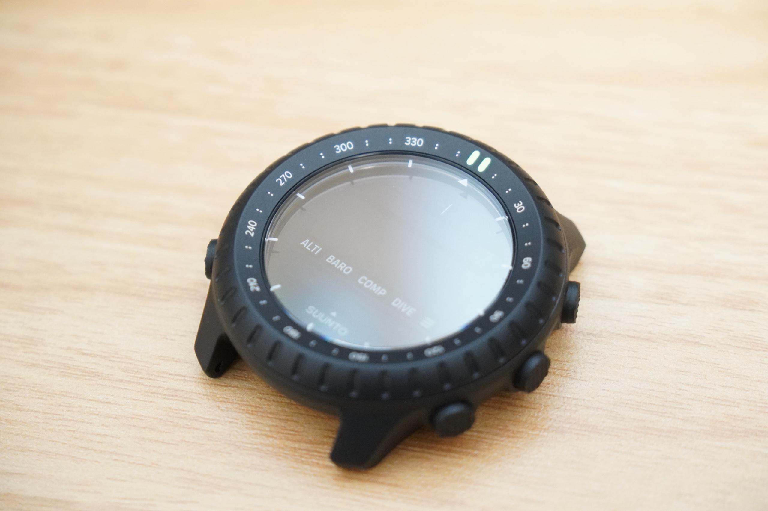 ストラップを外したSuunto Core 2の本体。ベゼルに方位の目盛りがあり、右側にボタンが3つ並んでいる