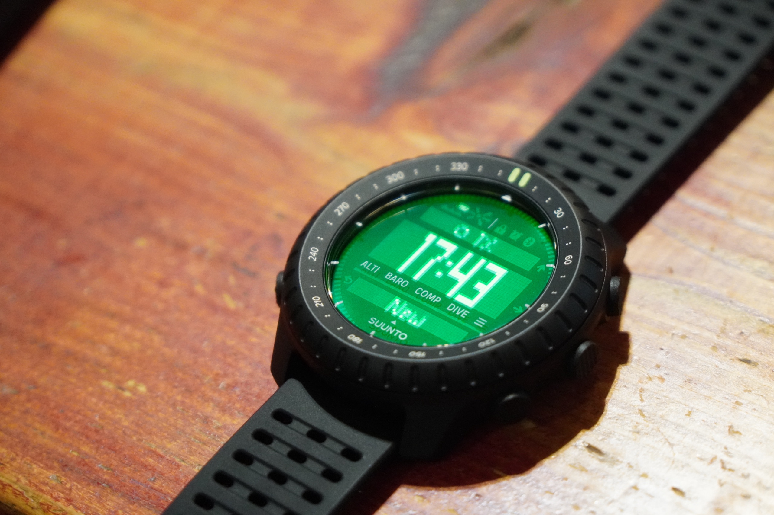 緑のバックライトを点けたSuunto Core 2。時刻17時43分が緑の画面に浮かんでいる