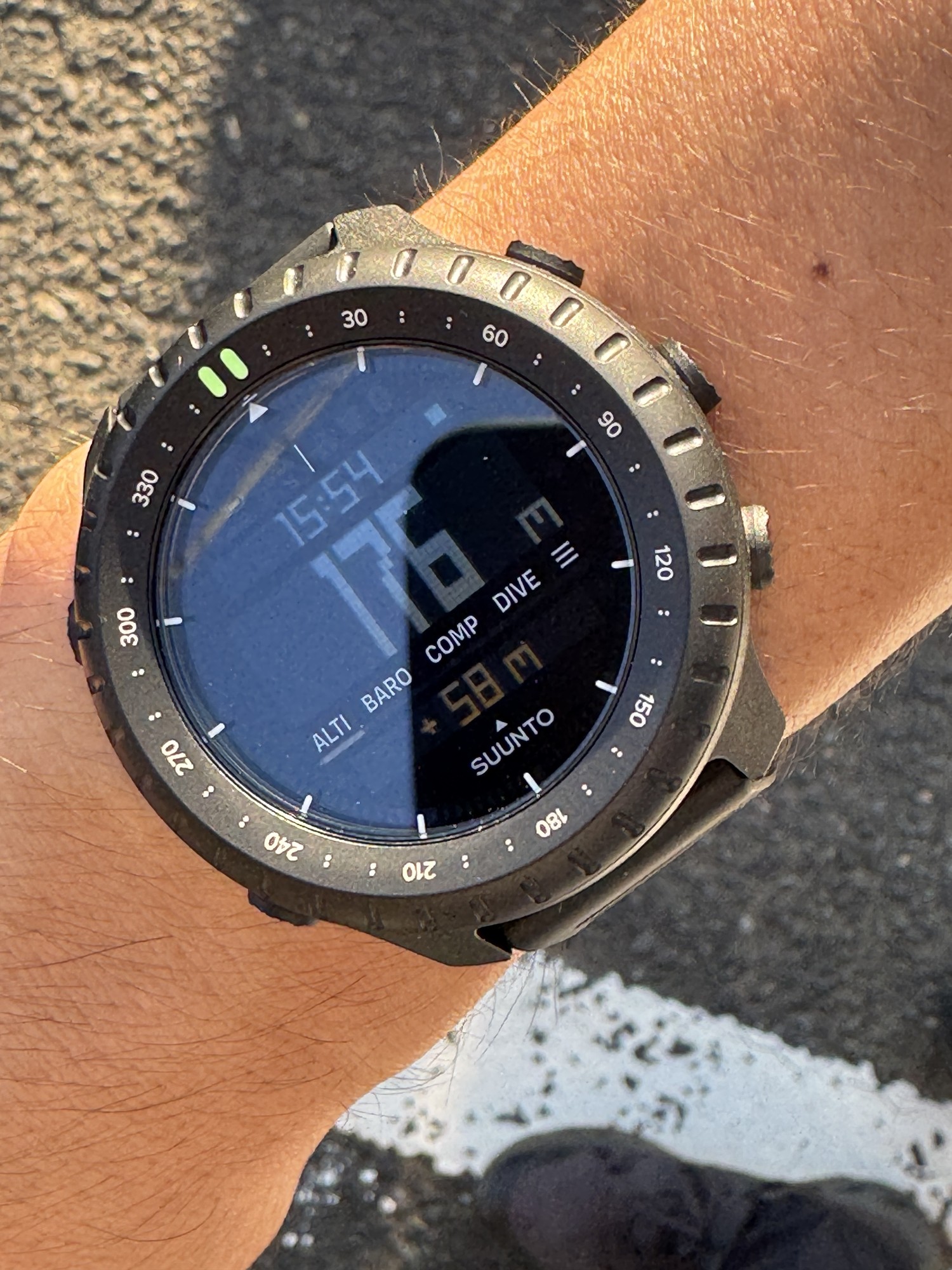 ハイキングのゴールでのSuunto Core 2の高度画面。15時54分、下段に高度差+58mと表示されている