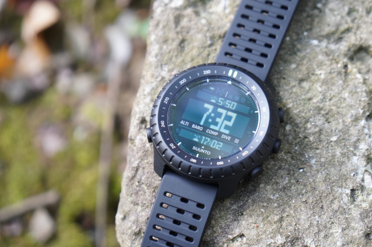 岩の上に置いたSuunto Core 2。時刻7時32分と表示されている