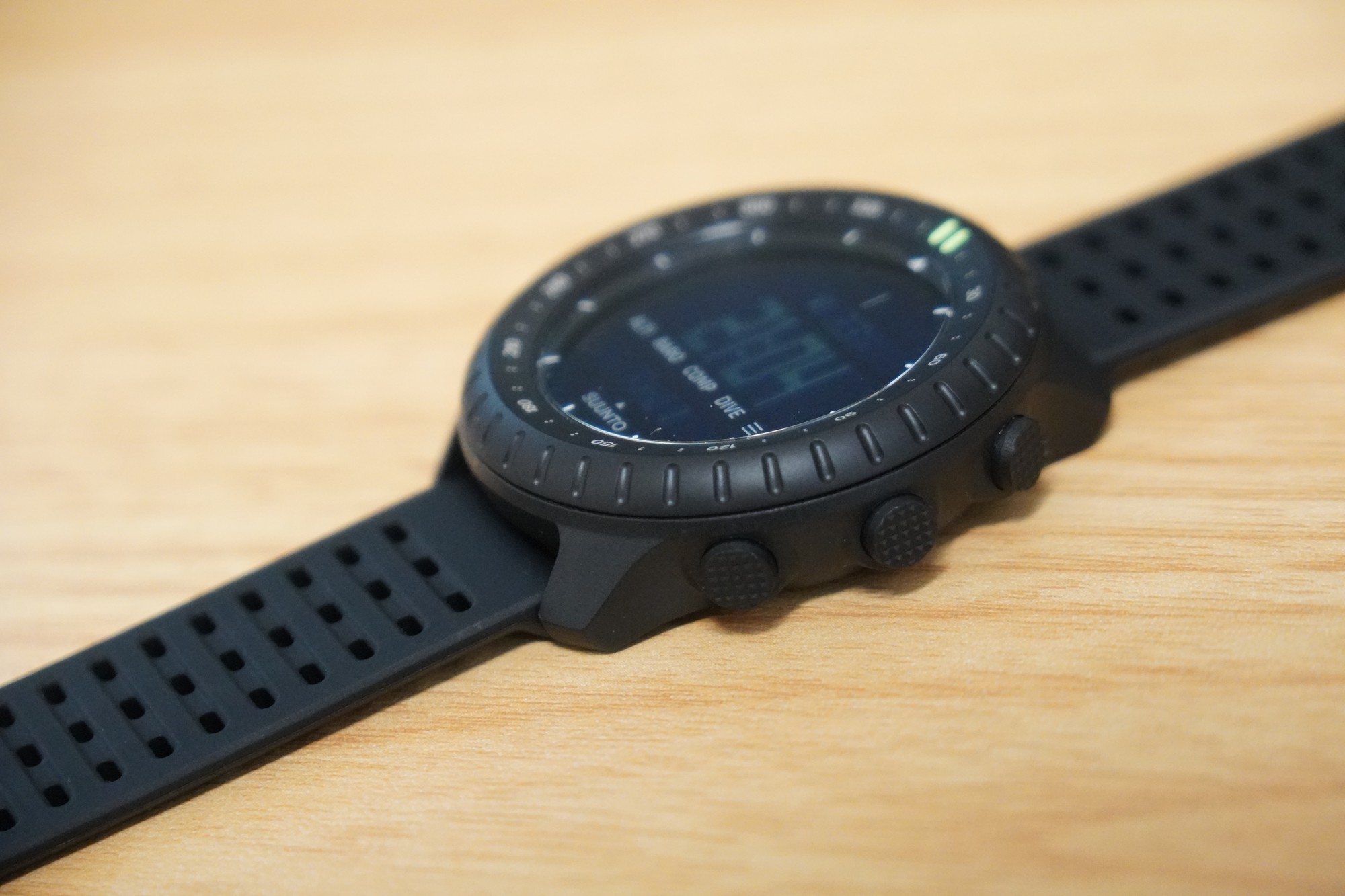 横から見たSuunto Core 2。右側の面に3つのボタンが並んでいる