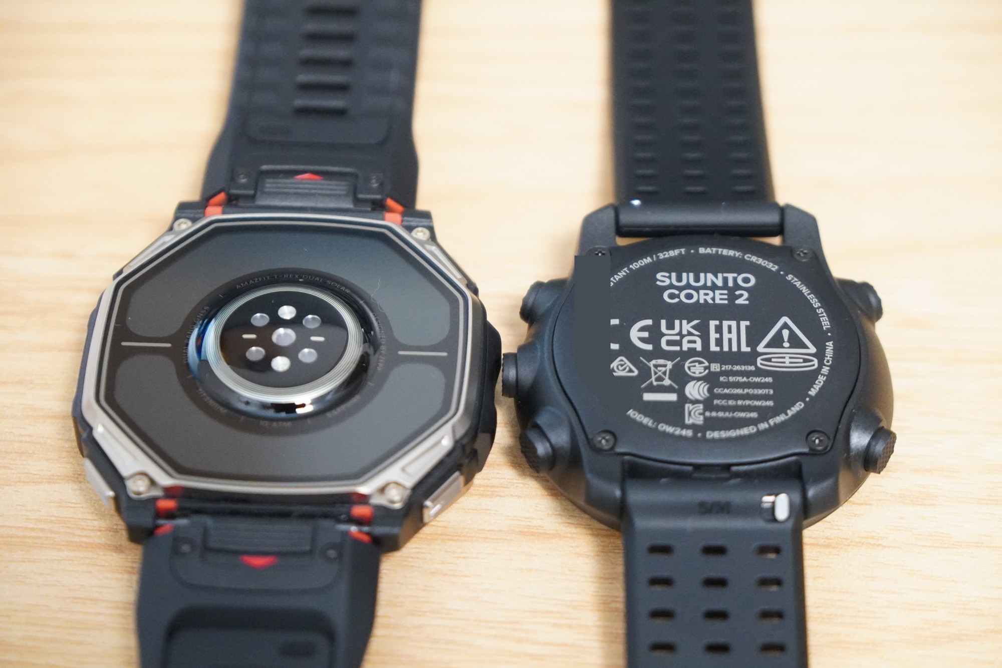 Amazfit T-Rex Dual Solar(左)とSuunto Core 2(右)の裏側。T-Rexは心拍センサーの周りにソーラーの面があり、Core 2の裏ぶたにはCR3032の電池の表記がある