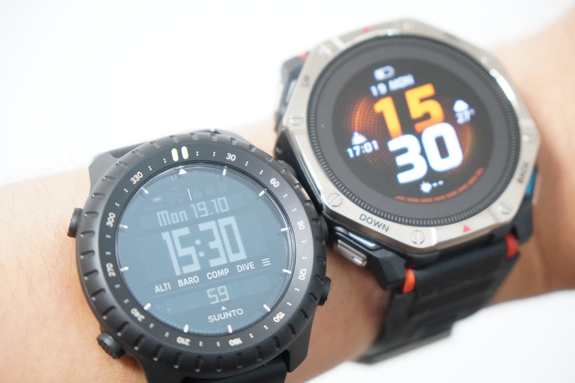 同じ腕に着けたSuunto Core 2(手前)とAmazfit T-Rex Dual Solar(奥)。どちらも15時30分を表示している