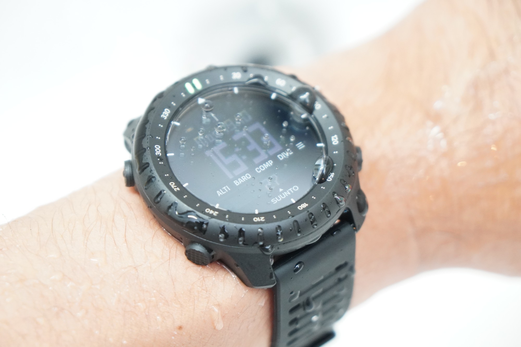 水をかけたあとのSuunto Core 2。水滴の付いた液晶の画面に15時33分と表示されている