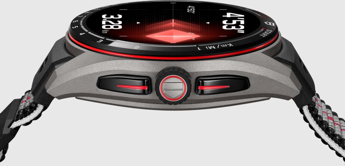 TAG Heuer Connected Calibre E5 Running Edition(SBT8A87.EB0436)の側面。サンドブラスト加工のチタンケースに、レッドのラインが入った2つのプッシュボタンとランニングスケールのベゼル
