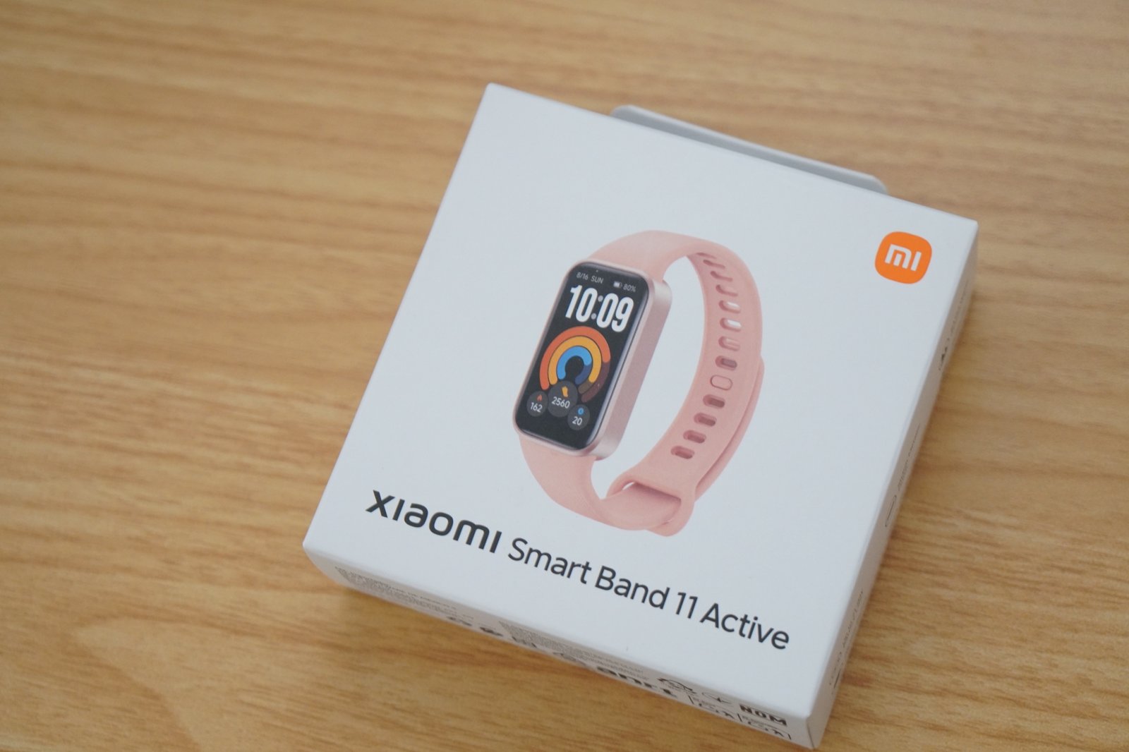 Xiaomi Smart Band 11 Activeの外箱。白い箱にピンクのバンドを付けた本体の写真と製品名が印刷されている
