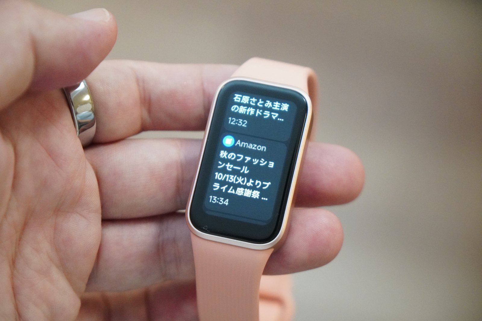 Xiaomi Smart Band 11 Activeの通知一覧。ニュースの見出しとAmazonのセールの通知が、本文の冒頭まで表示されている