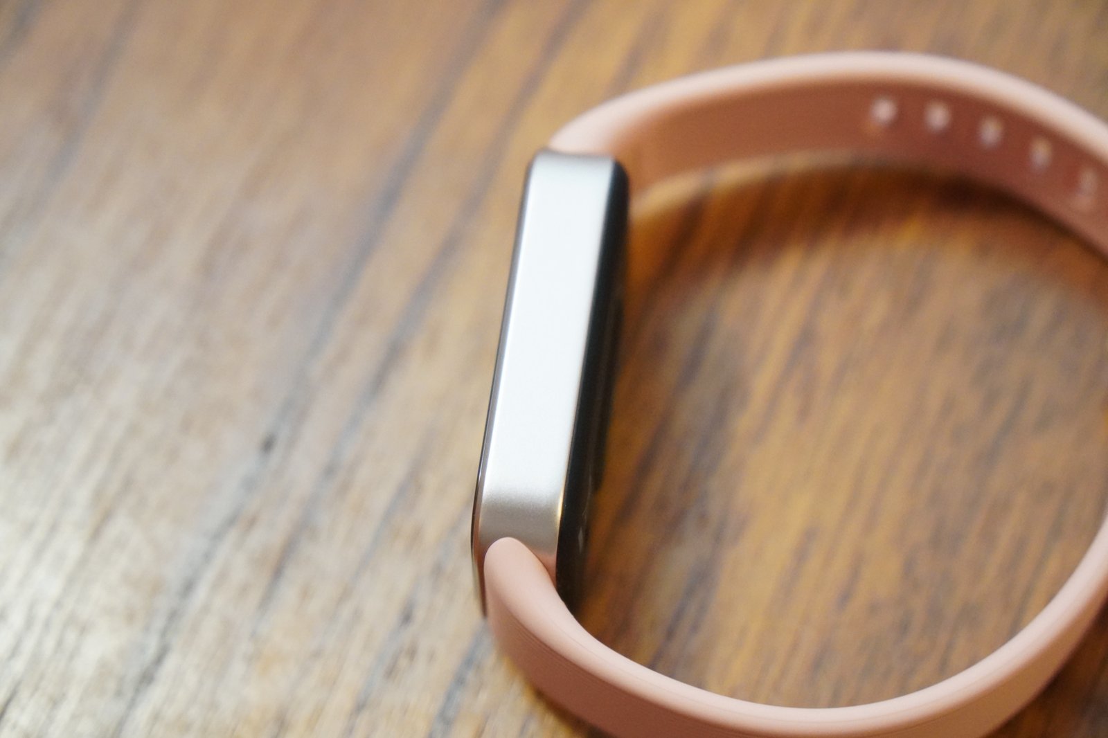 Xiaomi Smart Band 11 Activeを真横から見たところ。側面はなめらかなメタリック調で、物理ボタンはない