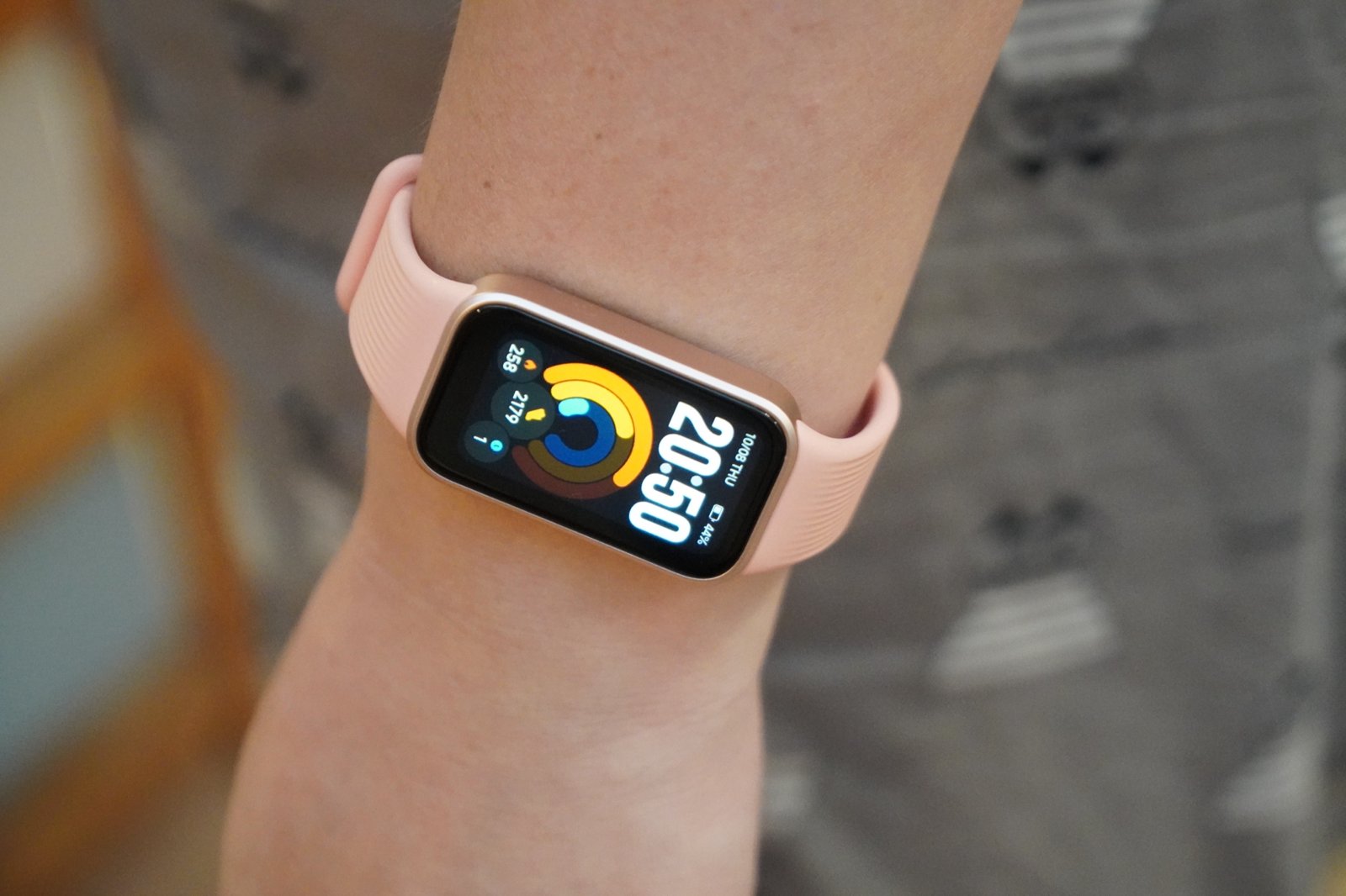 手首に着けたXiaomi Smart Band 11 Activeを上から見たところ。細身の本体が手首の幅に収まっている