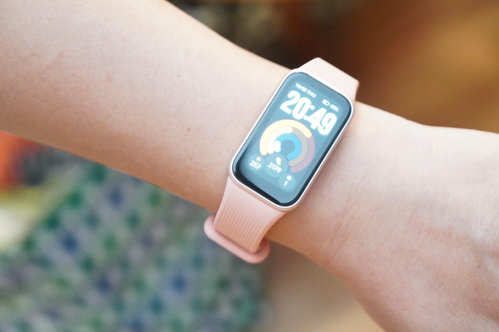 女性の手首に着けたXiaomi Smart Band 11 Active。画面に20時49分と歩数2179が表示されている