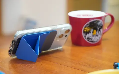 MOFT Snap-Onスマホスタンド AERA 実機レビュー｜46gのMagSafeスタンドは指をかけて持てて縦横どちらでも立つ