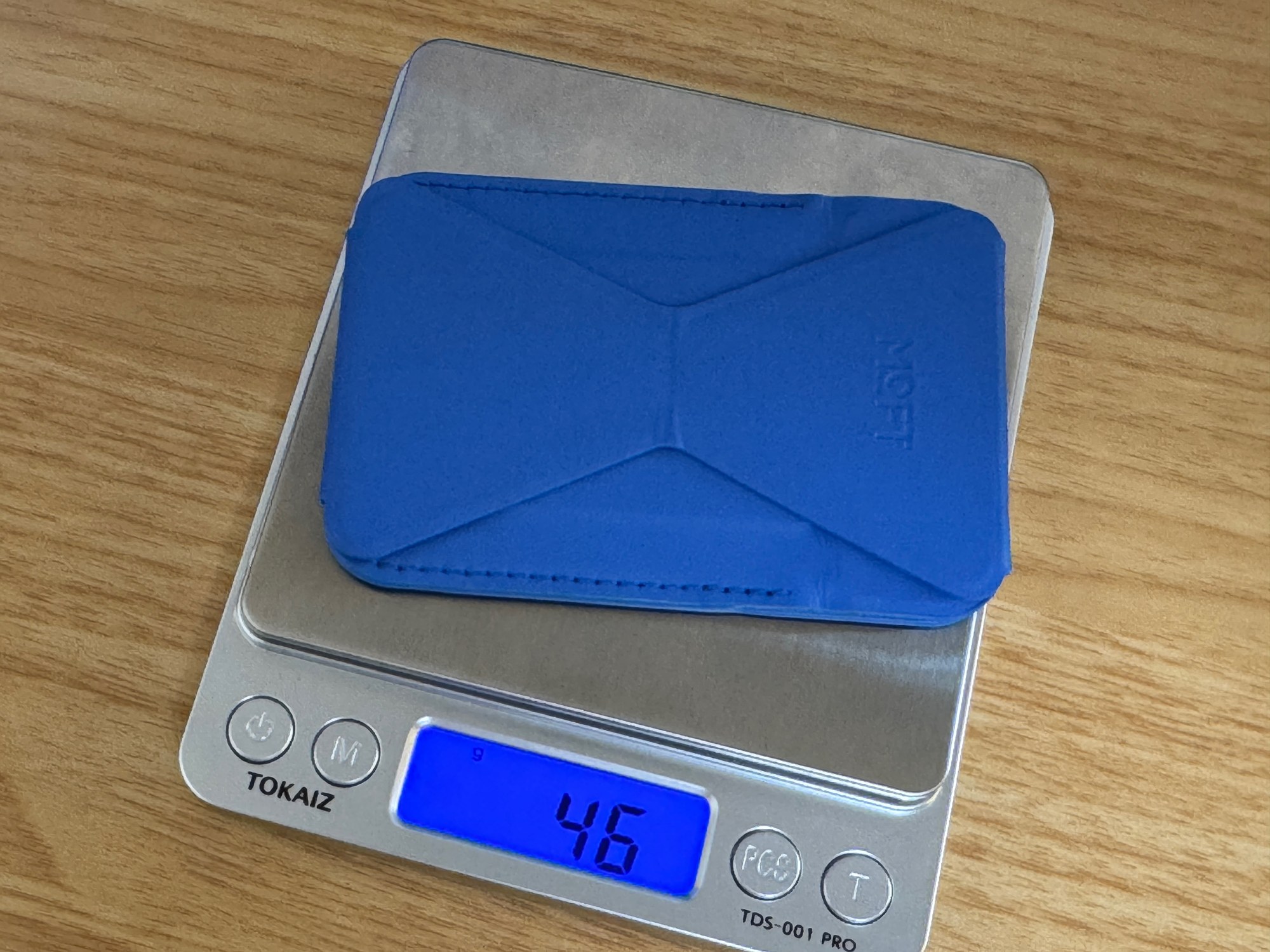 はかりに載せたMOFT Snap-Onスマホスタンド AERA。表示は46g