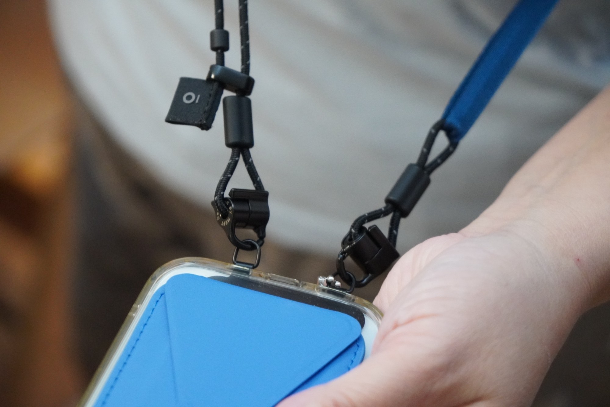 iPhoneのケースに付けたストラップホルダーと、MOFT パッカブルマルチストラップの回転式フック