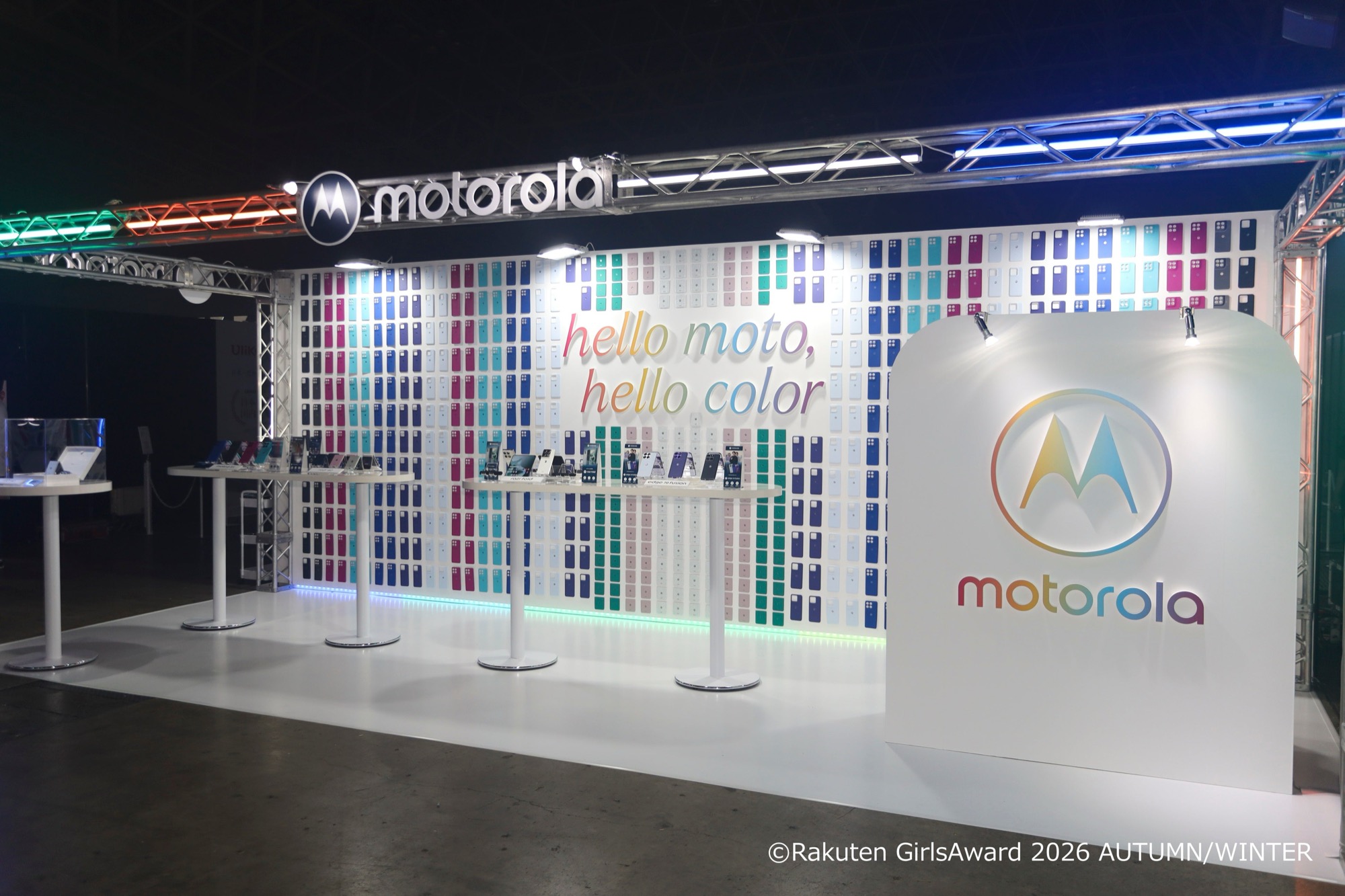 Rakuten GirlsAward 2026 AUTUMN/WINTERのモトローラのブース。壁一面にカラフルなスマートフォンの背面カバーが並ぶ