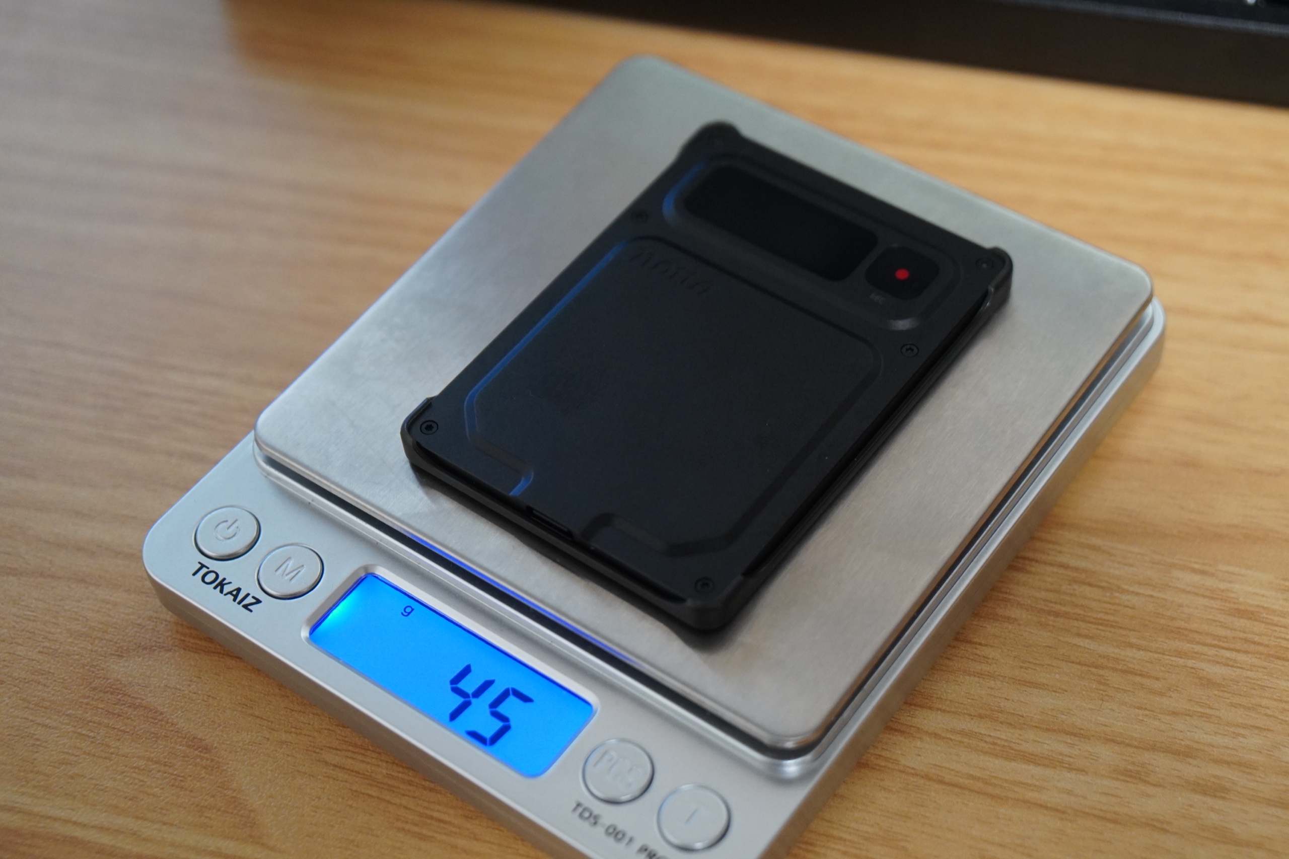 ケースを付けたNotta Memo Proをキッチンスケールに載せたところ。表示は45g