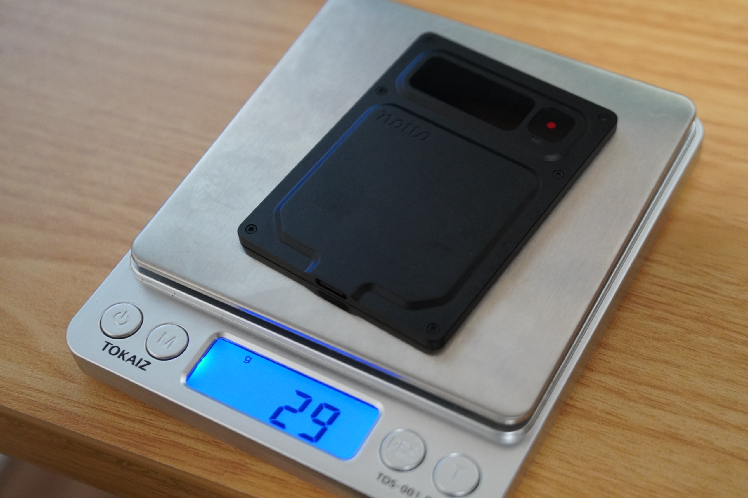 ケースを外したNotta Memo Pro本体をキッチンスケールに載せたところ。表示は29g