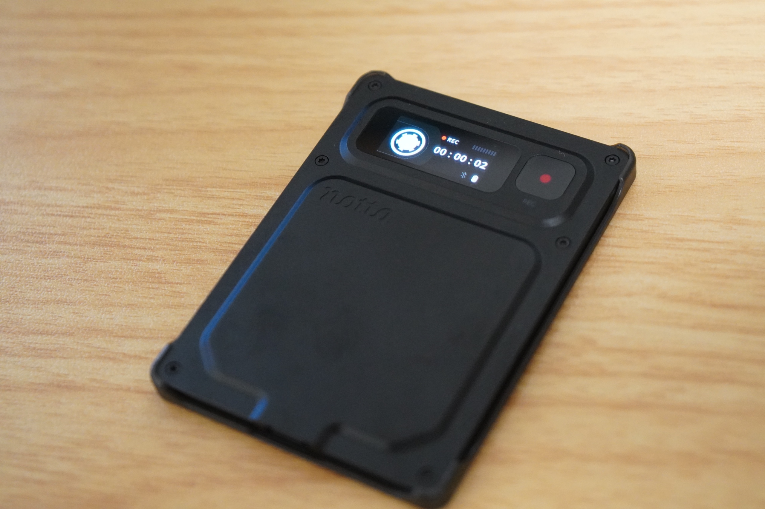 机に置いて録音中のNotta Memo Pro。画面にREC表示と経過時間が出ている