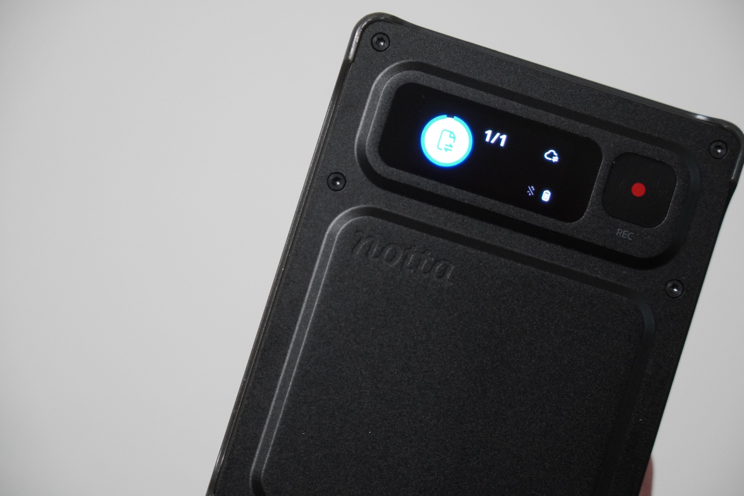 Notta Memo Proの画面に、録音データの転送中を示すアイコンと件数「1/1」が出ているところ
