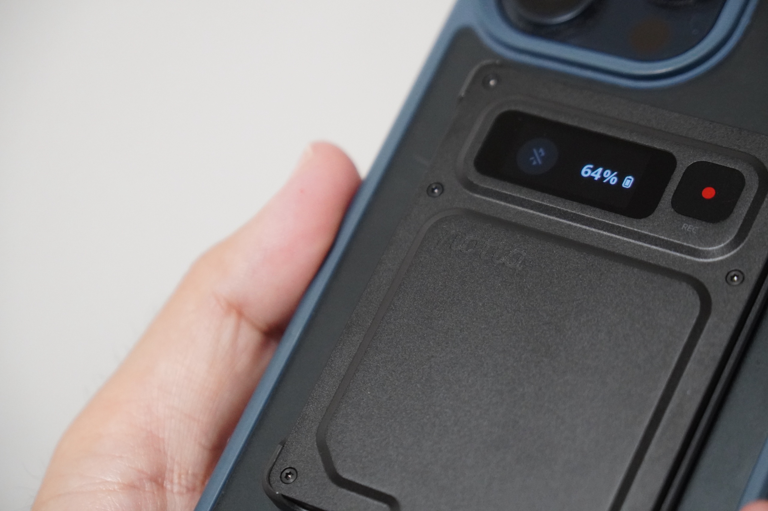 iPhoneの背面に付けたNotta Memo Proを手に持ったところ