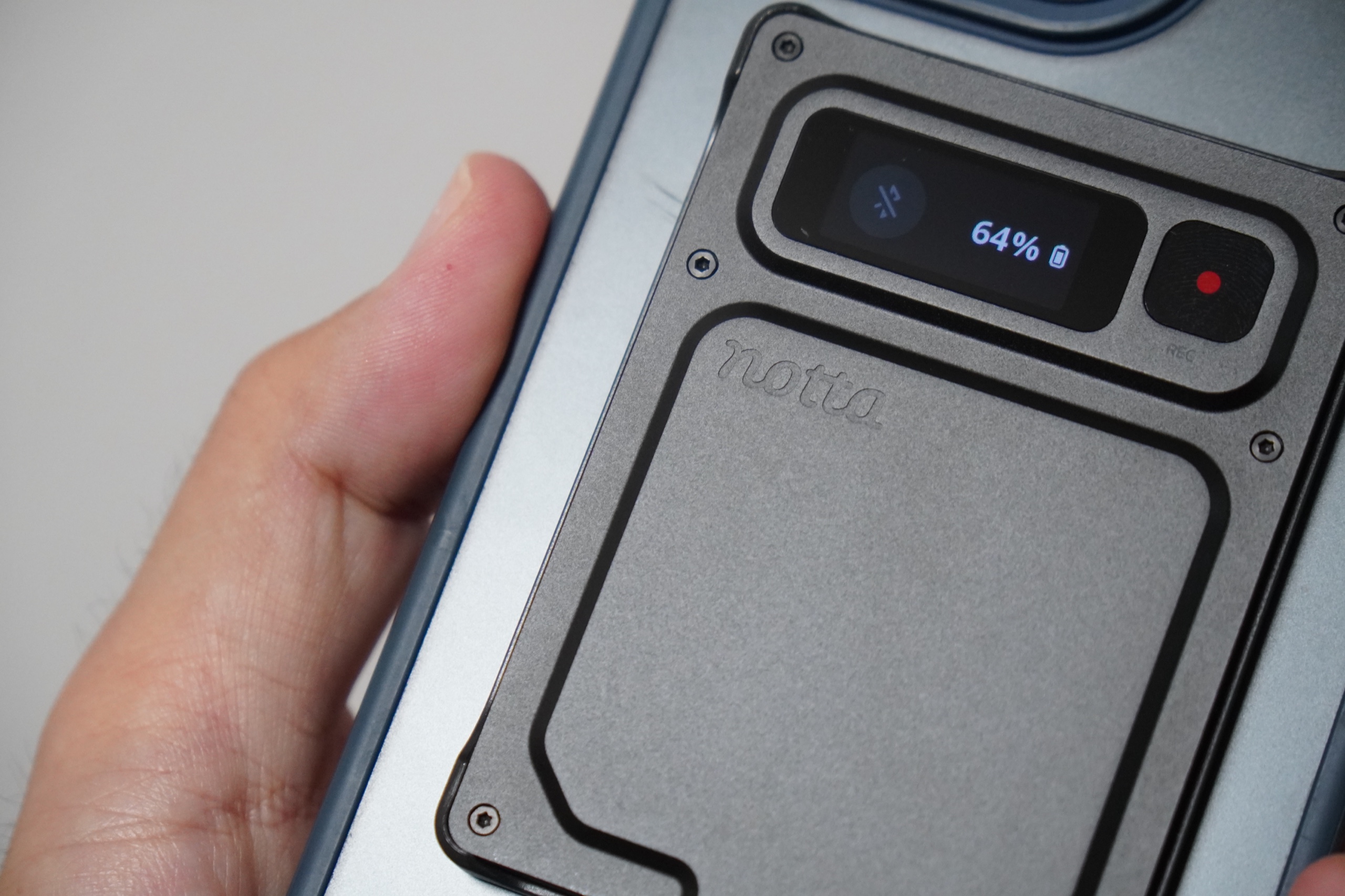 iPhoneの背面に付けたNotta Memo Pro。ロゴと画面が見える