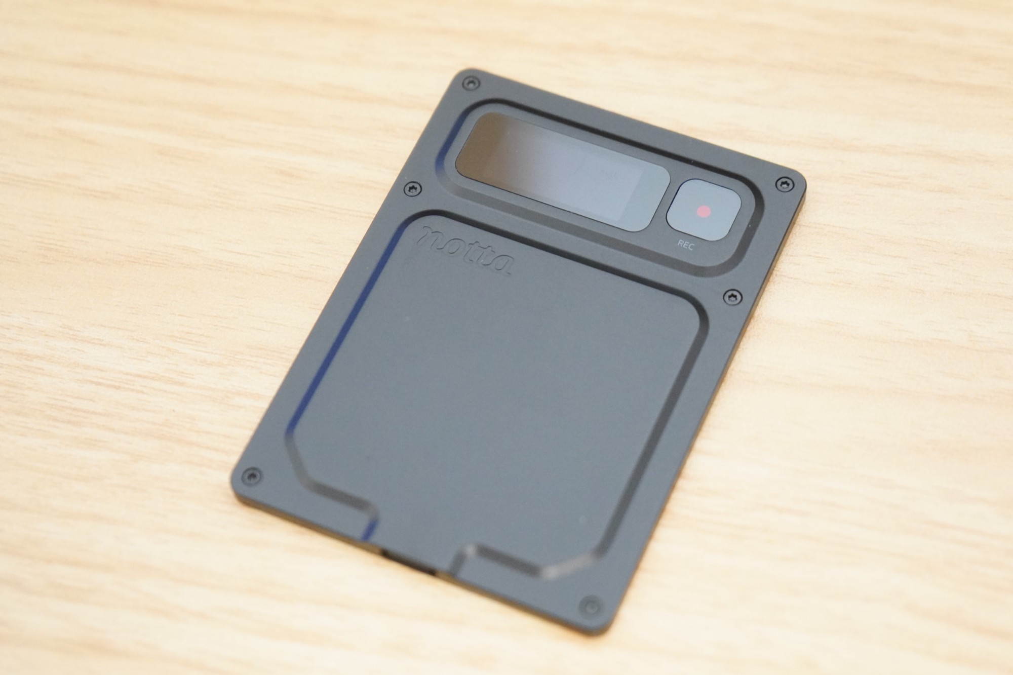 ケースを外したNotta Memo Pro本体を机に置いたところ。上に画面とRECボタン、下にnottaのロゴが入っている
