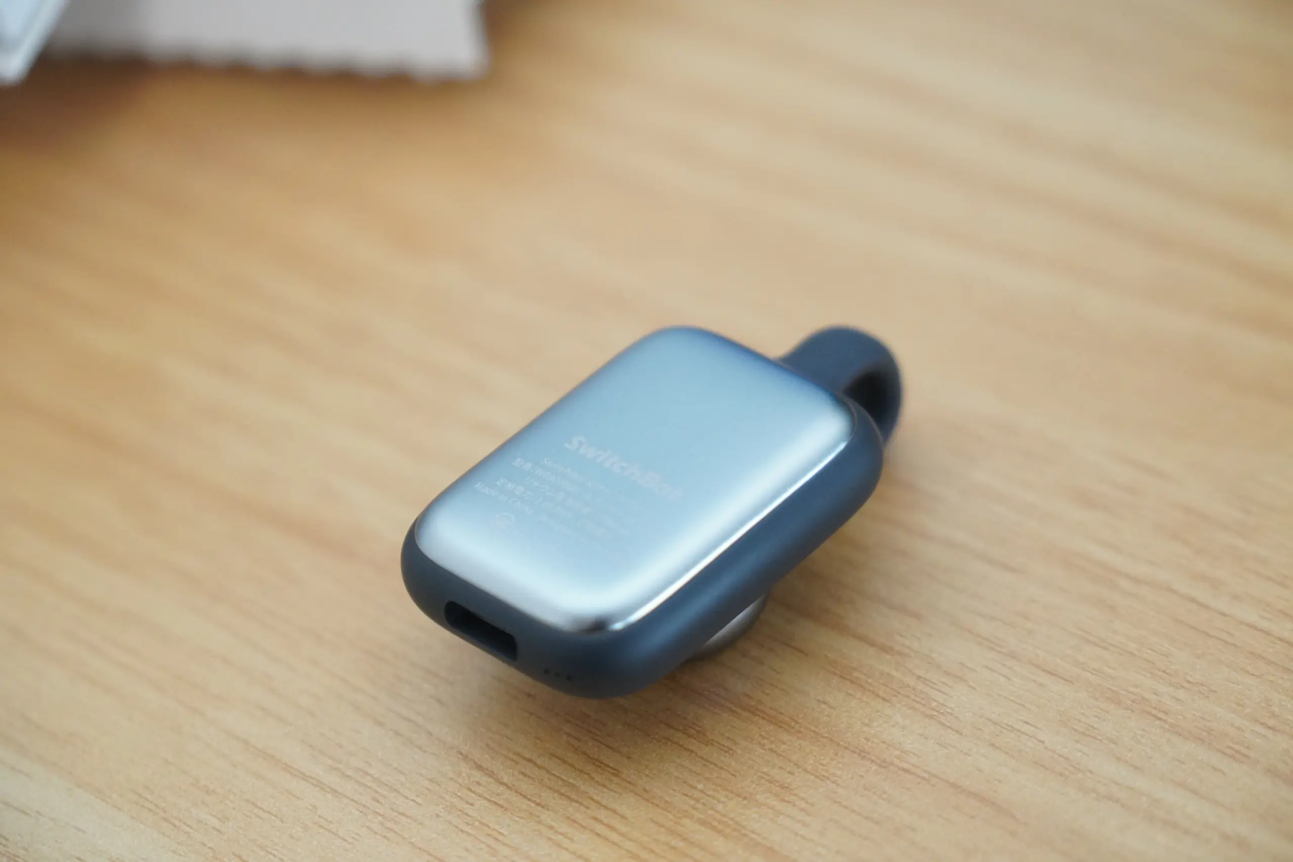 SwitchBot AIマインドクリップの裏面と底面のUSB-C端子
