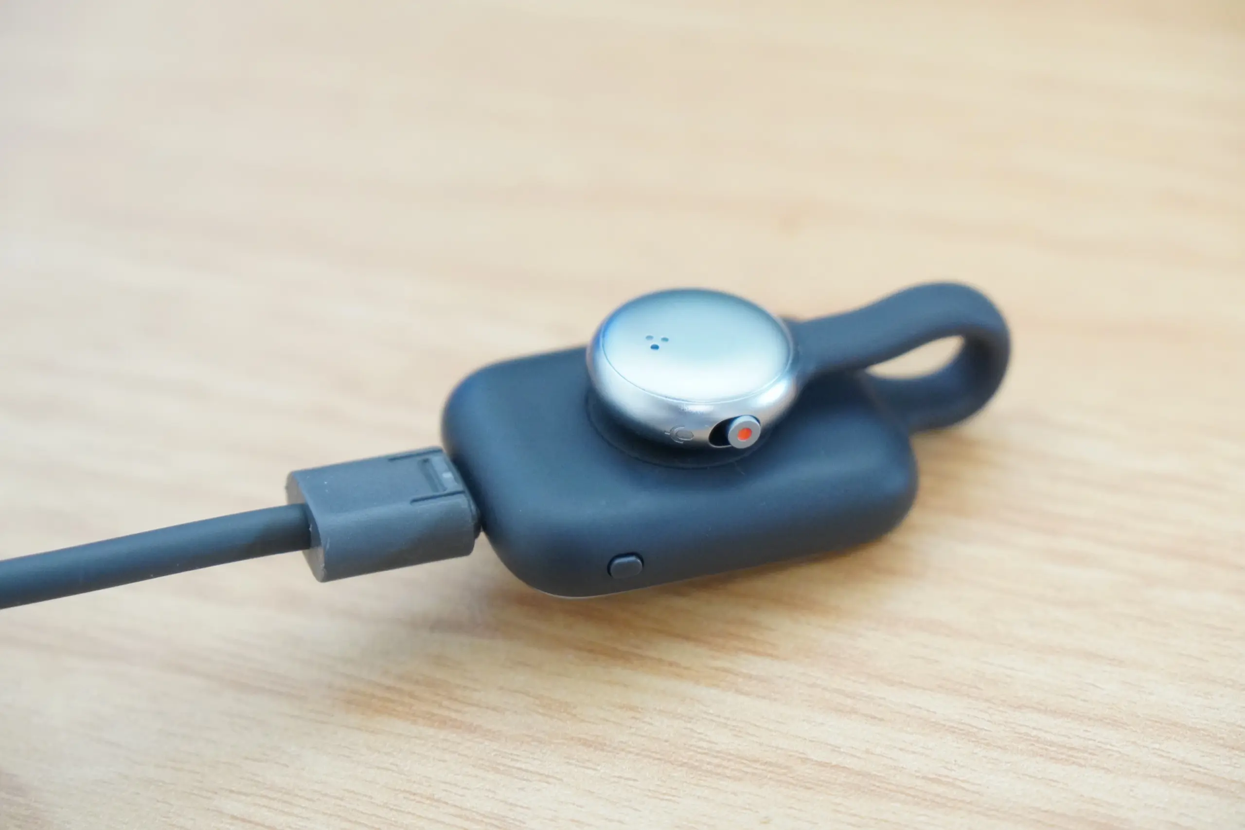 USB-Cケーブルで充電しているSwitchBot AIマインドクリップ