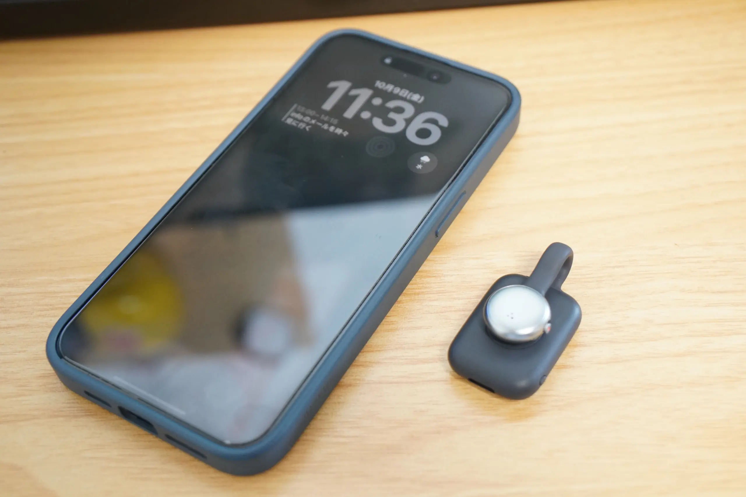 iPhoneと並べたSwitchBot AIマインドクリップ。手のひらに収まる大きさ