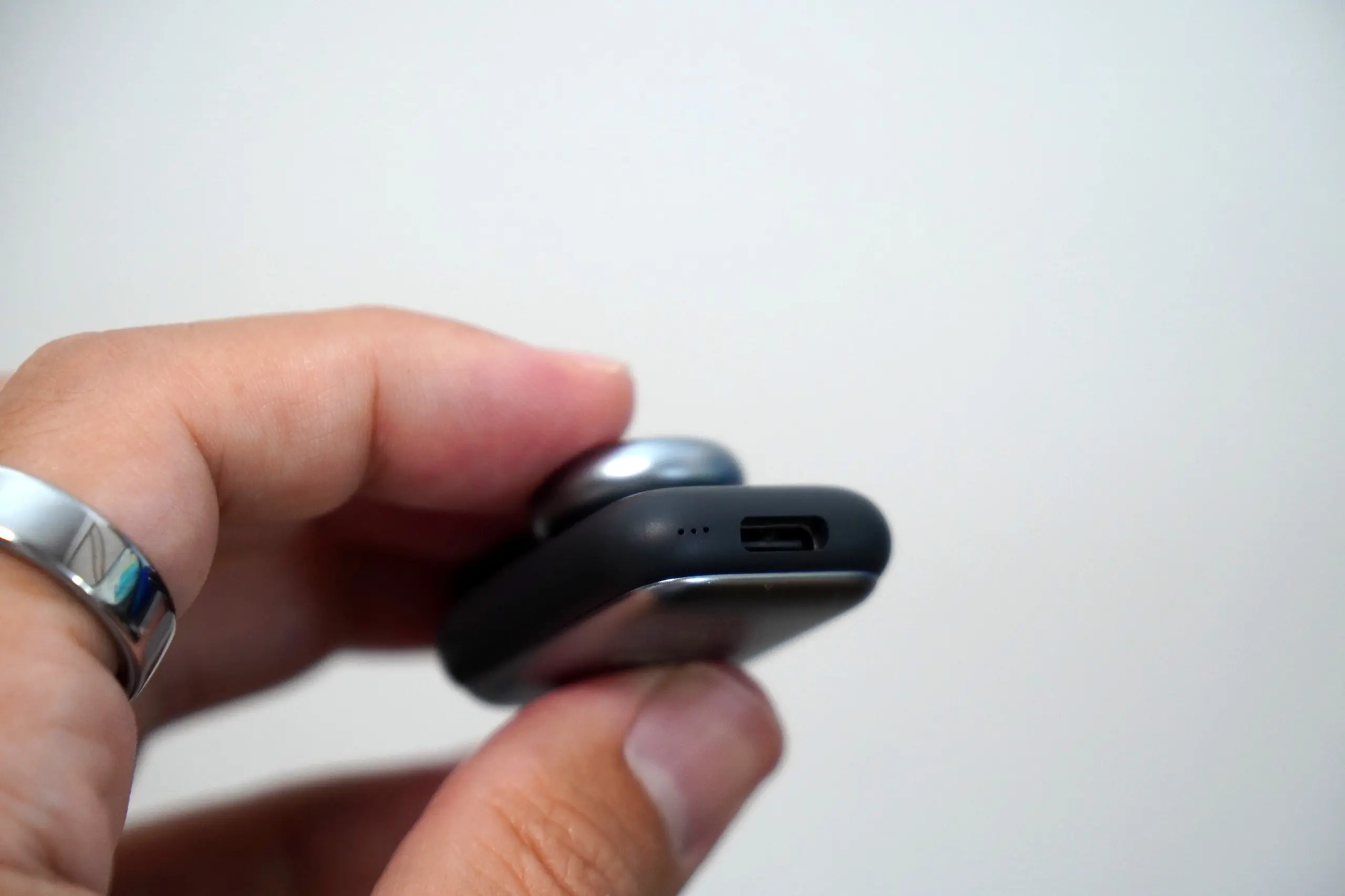 SwitchBot AIマインドクリップの底面。USB-C端子の左側に小さな穴が3つ並んでいる