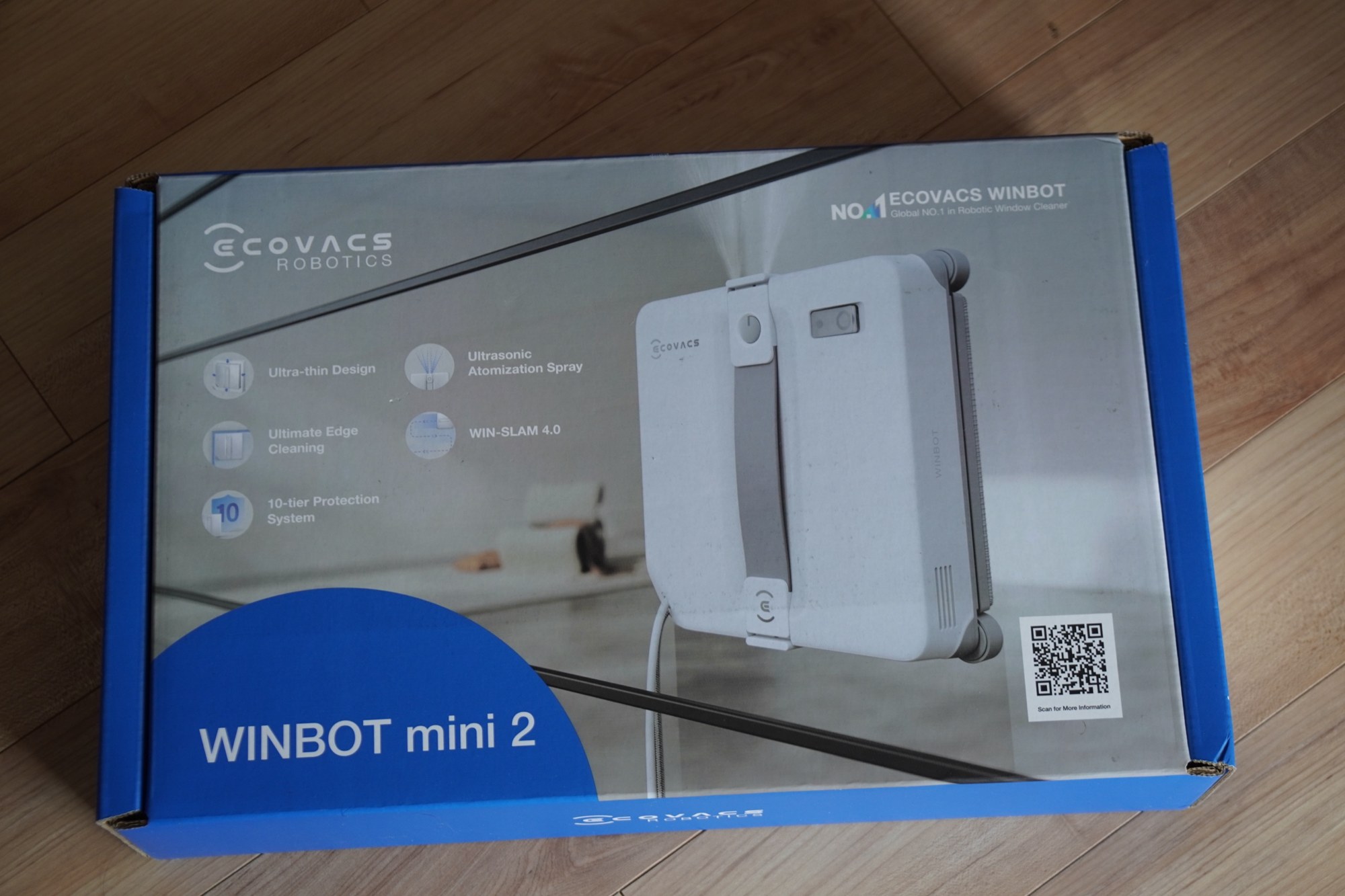 WINBOT mini 2のパッケージ。窓に貼り付いてミストを吹き出す本体の写真が載った青い箱