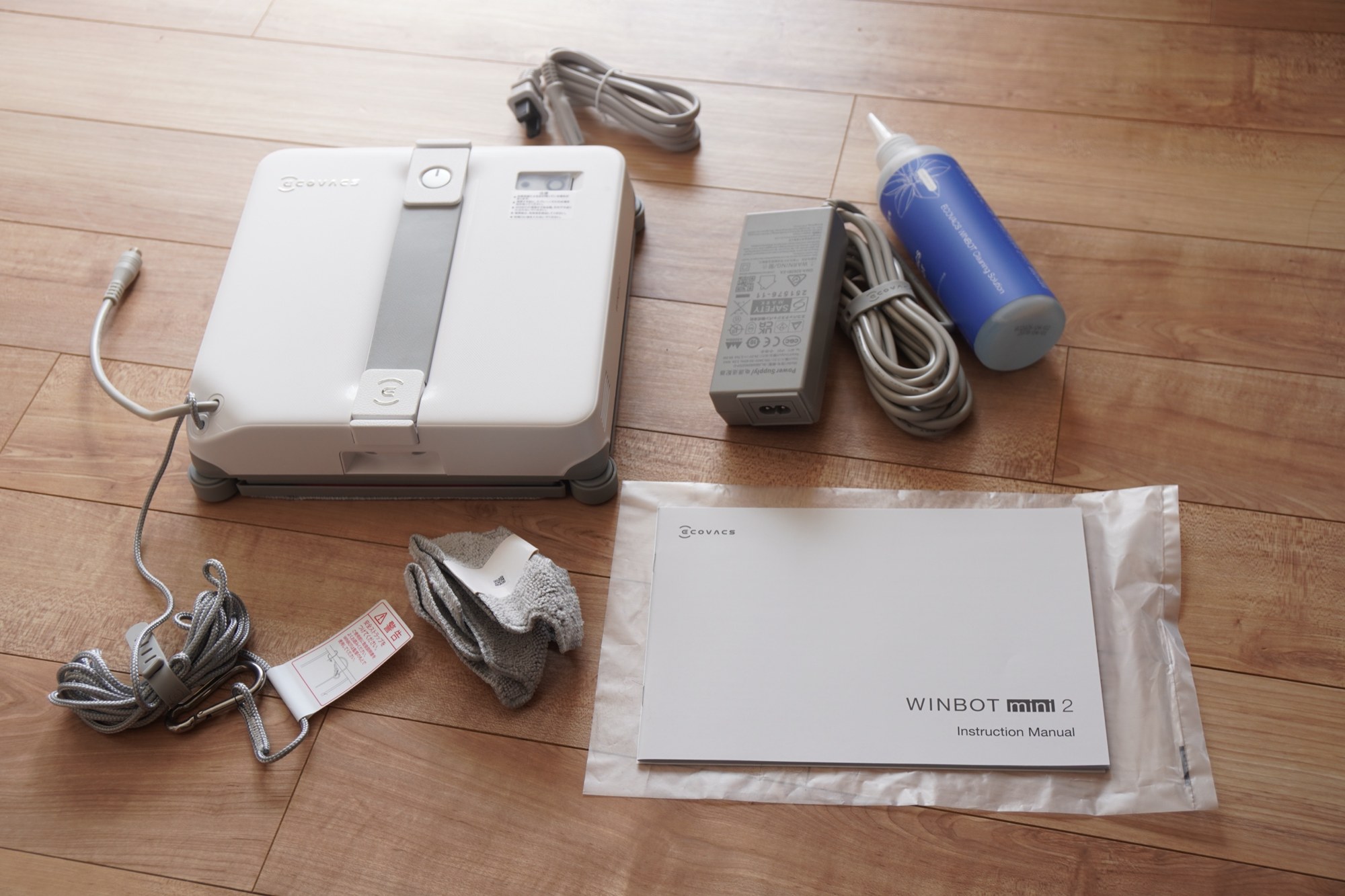 WINBOT mini 2の同梱物。本体と安全ロープ、電源アダプターと電源コード、ワイピングパッド、専用洗浄液、取扱説明書