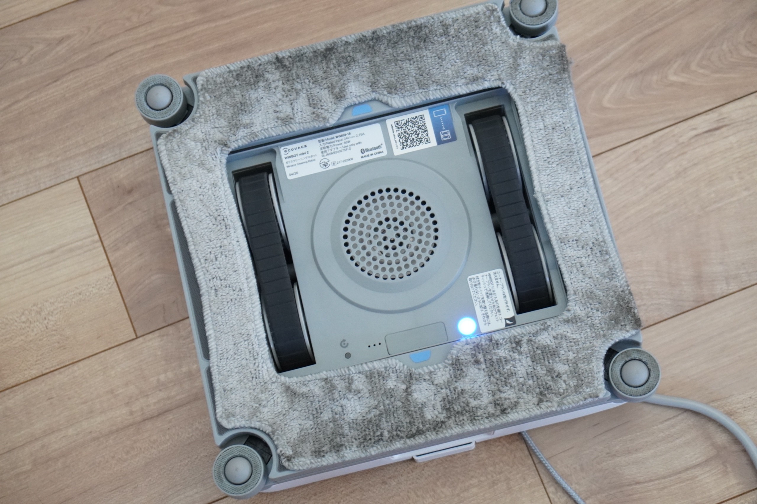 外側の窓を清掃したあとのWINBOT mini 2の裏側。ワイピングパッド全体に汚れが付いている