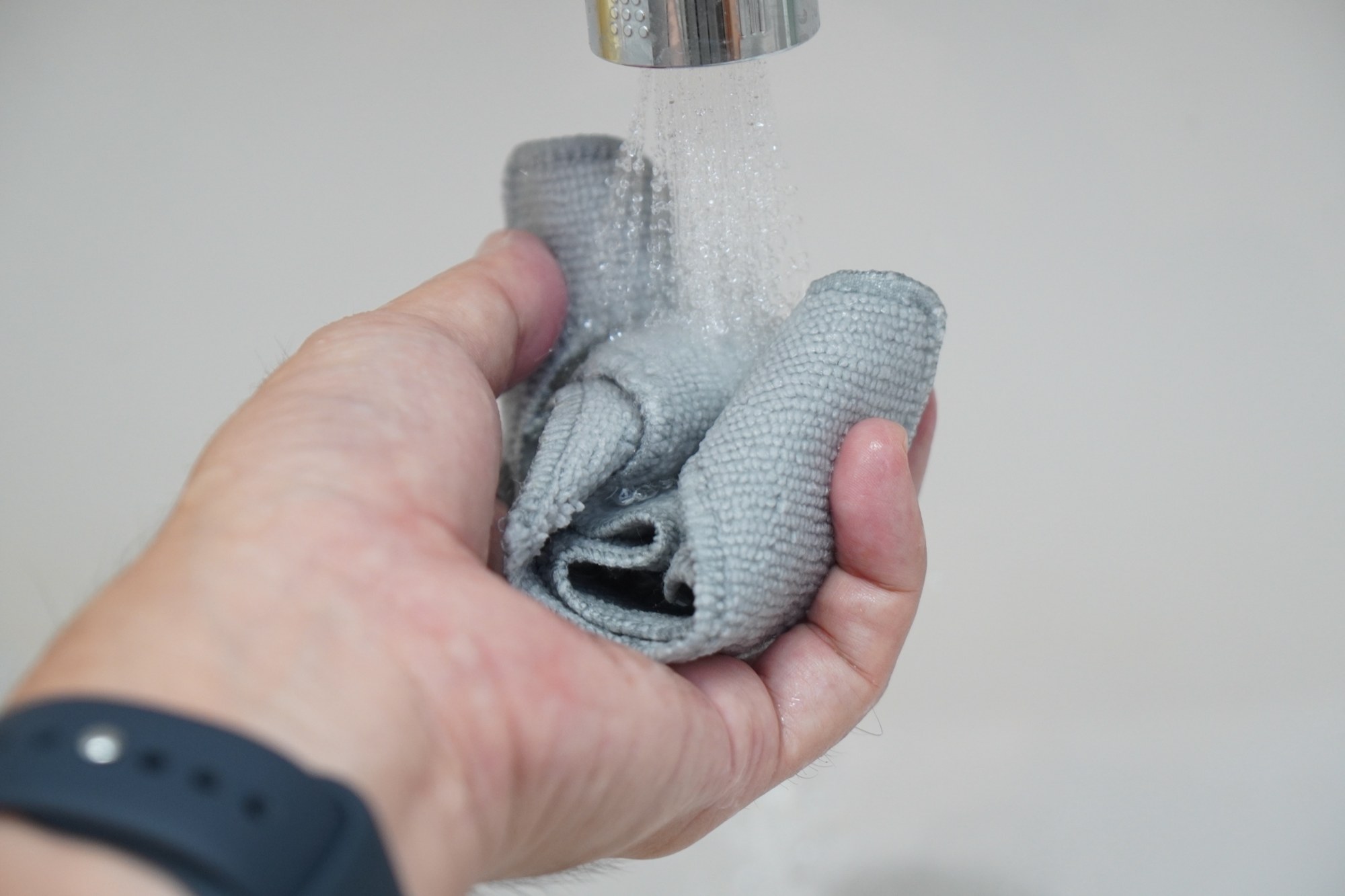 WINBOT mini 2のワイピングパッドを水道の水で湿らせているところ